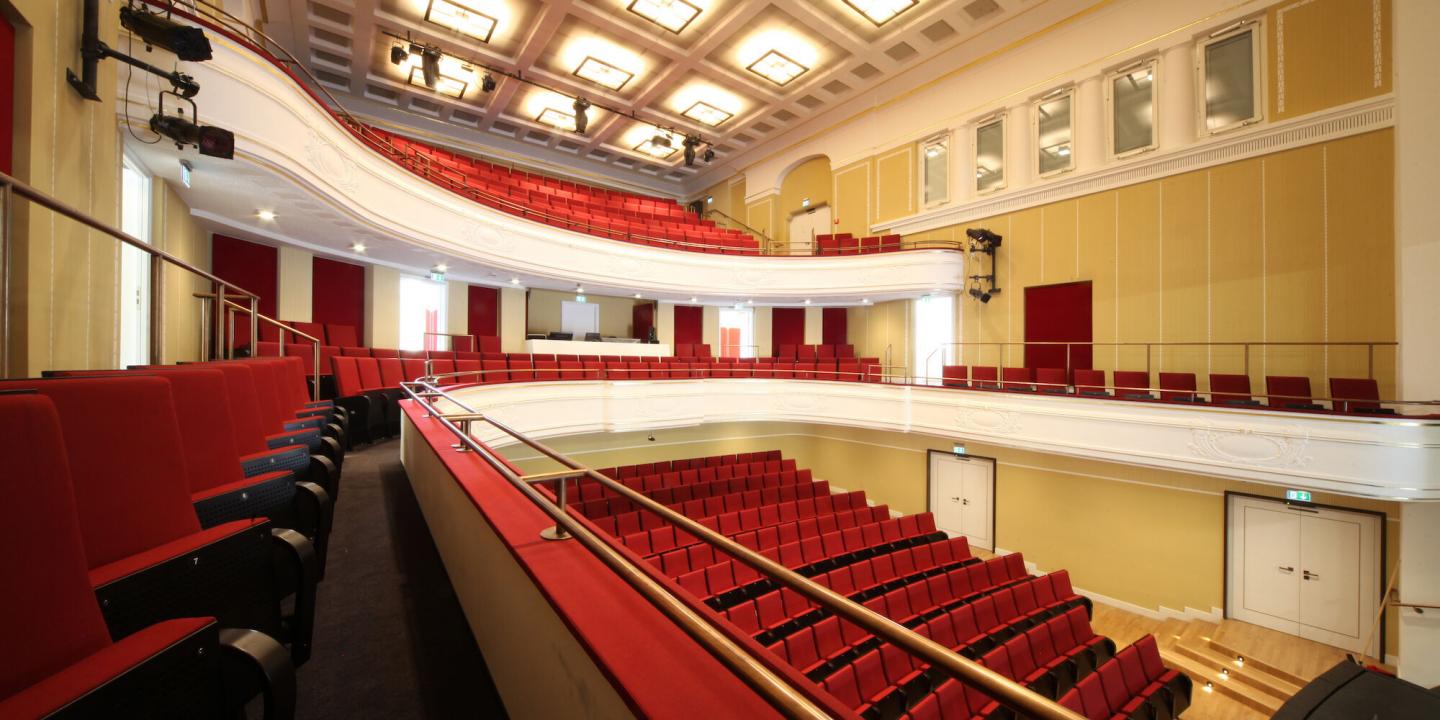 Lessingtheater_Wolfenbüttel_Großer_Saal_©_Bernhard_Janitschke.JPG_2000.jpg